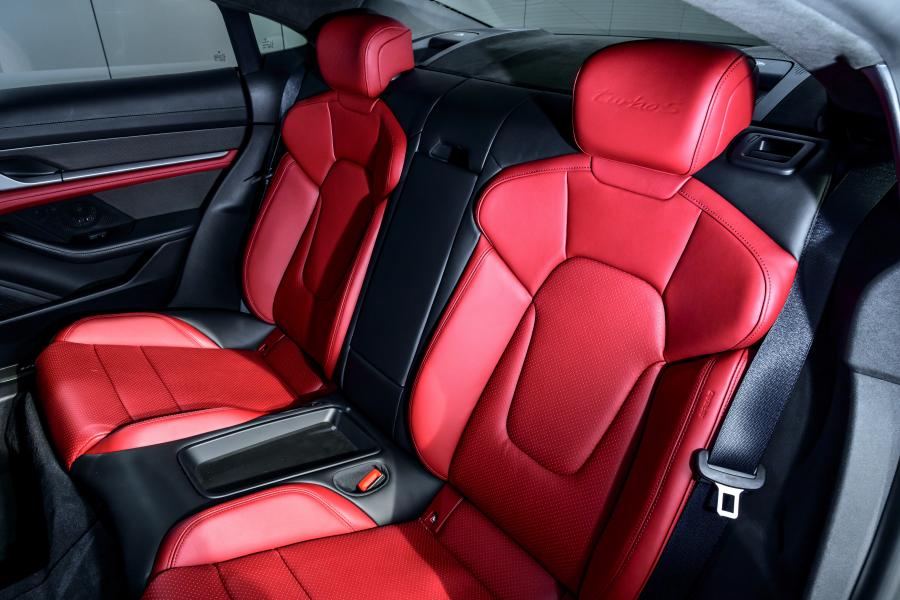 Интерьер Porsche Taycan Turbo S 2020 года  (UK) (фото 37 из 40)
